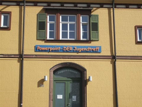 Jugendhaus Powerpoint von außen